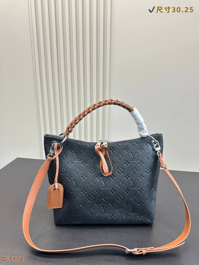 P270 Lv 中古压花购物袋 可变形超级帅气的包，背上去就是这条街回头率最高的妞，逛街购物就可以背它，买的东西统统装里面，出差的时候也可以背它，配衣服是很A的