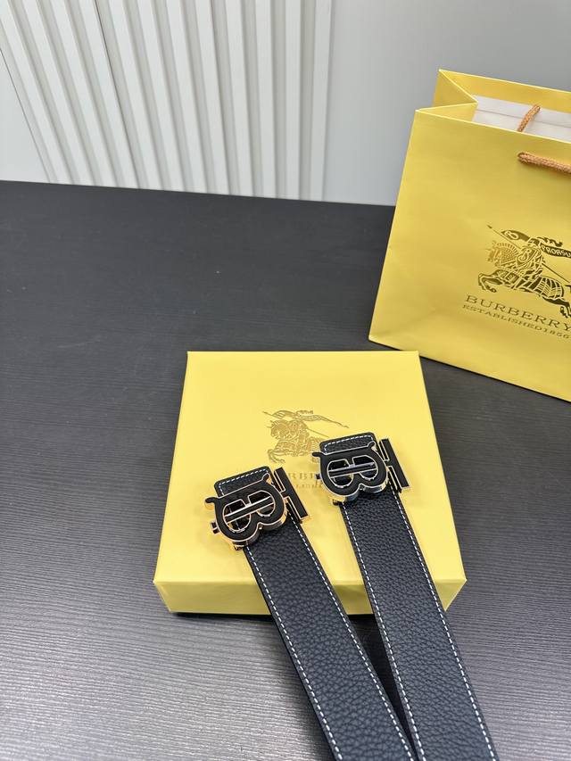 升级版 P100 巴宝莉！ ！高版本！ 腰带 嘿哈 原单牛皮皮带～热门款 皮带里面最火的啦～质量很好 全套包装！五金绝对不褪色 皮带头和专柜一样的哦～ 配礼盒手