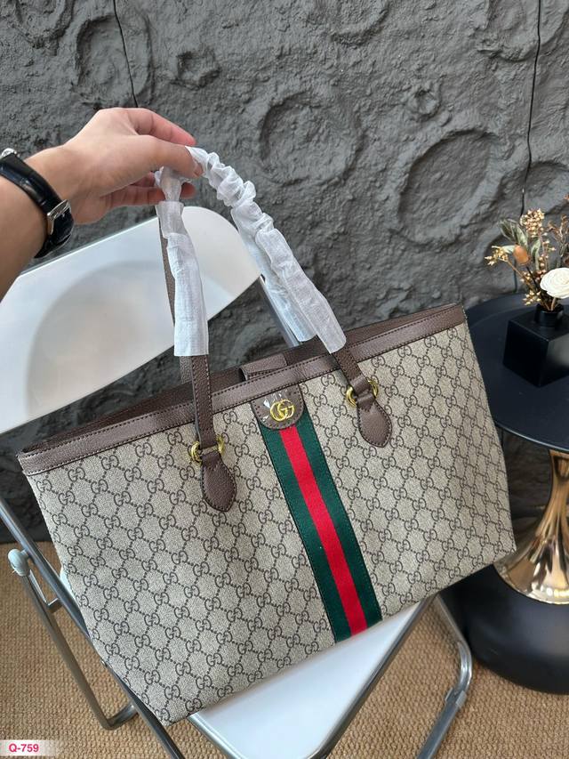 升级版 P140 酷奇单肩购物袋 牛皮版本精工制作Gucci 古奇 经典调配件Gucci 古奇最新火款 注意细节 这款购物袋将标志性图案与经典印花相结合这种经典