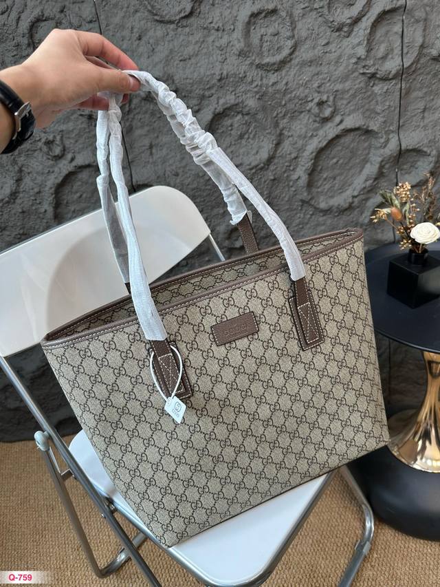 升级版 P140 酷奇单肩购物袋 牛皮版本精工制作Gucci 古奇 经典调配件Gucci 古奇最新火款 注意细节 这款购物袋将标志性图案与经典印花相结合这种经典