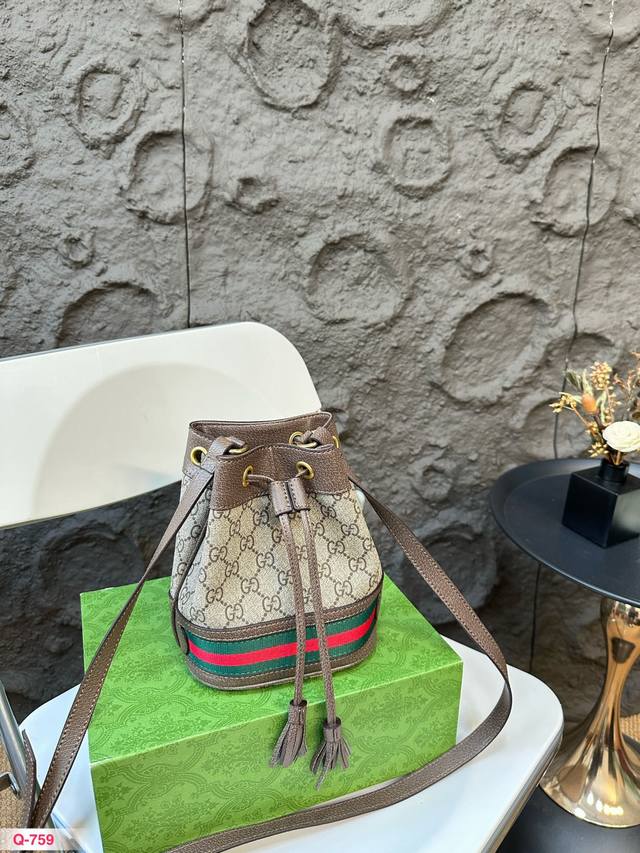 P140折叠盒！尺寸16.18 酷奇 老花水桶包 经典复古，以最具代表的双G花纹 Supreme 帆布材质打造的包 身，包口是做1日的牛皮，耐磨抗造，底面镶嵌红