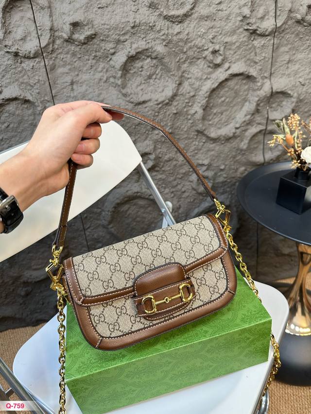 升级版 P170 折叠盒 酷奇Gucci Horsebit 1955系列以档案设计为灵感，将六十多年前首次推出的原始细节与现代精神相结合，突出了 Horsebi