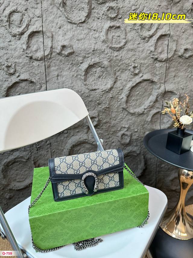 P130 迷你 折叠礼盒 Gucci酷奇 新品黑酒神 高品质 牛皮版本 这一季刚刚到的新品 很经典 很复古哦！ 双G蓝色老花面料 高级的蓝色皮革！ 质感和颜色.