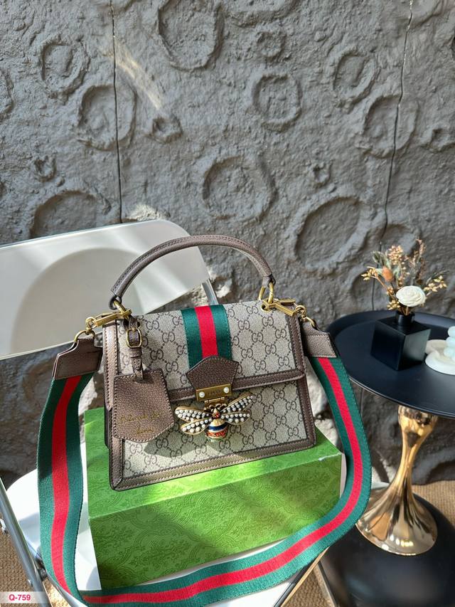 升级版 P220 折叠盒 Gucci 酷奇蜜蜂海军包Gucci 玛格丽特皇后 玛格丽特皇后 原版复古五金 牛皮版本最新确立的小蜜蜂品牌元素惊艳亮相之后，Quee