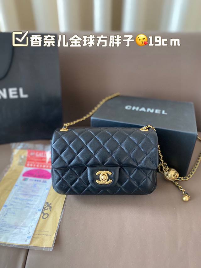 P250 配折叠盒子 纯皮对版香奈儿23P金球方胖子 女人总是被这种小细节拿捏一 金属链调节起来超～丝～滑～ 可以斜挎单肩流浪背 精致可爱 又有点Leboy的休