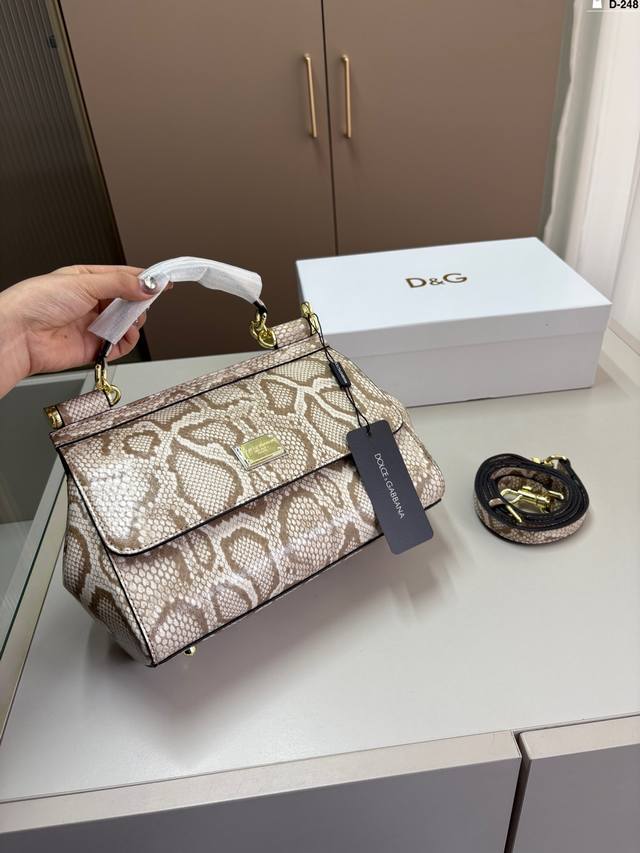 P180 Dg 杜嘉班纳 新款 手提 单肩 斜挎款喜欢的不得了 特别有腔调 颜值无敌高 复古 优雅 奢华 大气 想到一切美好的词都想给它 一定要入的款D-248