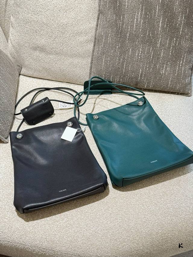 P380 Loewe 新品Pebblehobo大包 Loewe Pebble Hobo是-款简约的竖版包袋，包身明显粒面牛皮，更经久耐用，内部也是纯皮，有一个大
