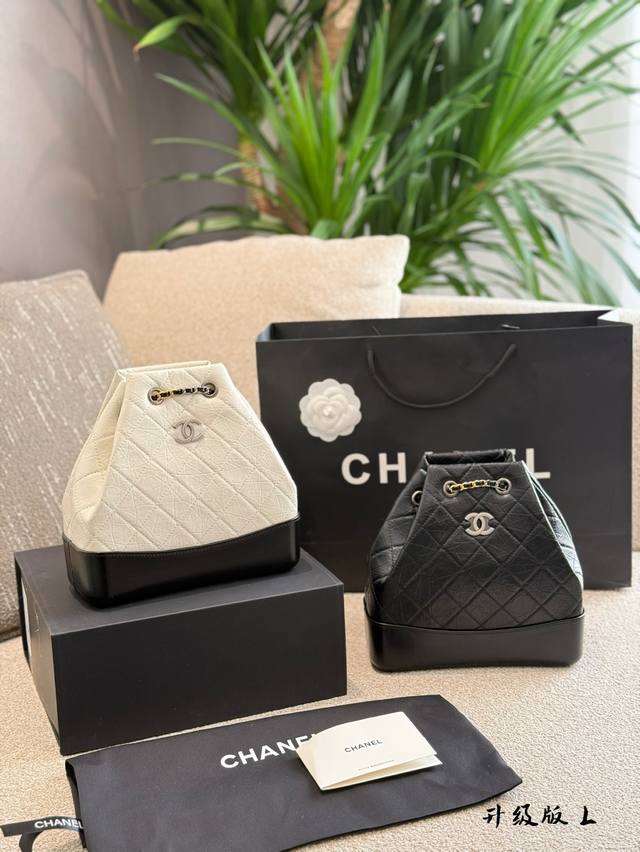 P240 有谁能拒绝Chanel流浪双肩 流浪包是香奈儿六大金刚之一，是由前设计总监老佛爷 Karl Lagerfeld亲自设计的，网上还流传着他设计的手 稿;