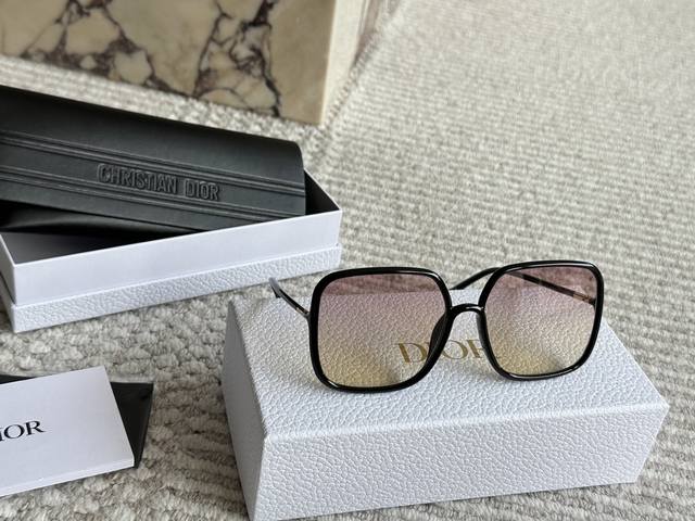 P180 请把这个墨镜一焊死在我脸上真的美炸了“被疯狂问链接的墨镜来啦~ 渐变的镜片也太太太好看了吧 戴起来就很惊艳后 巨显脸小绝对的肉脸显瘦神器 怪不得好多明