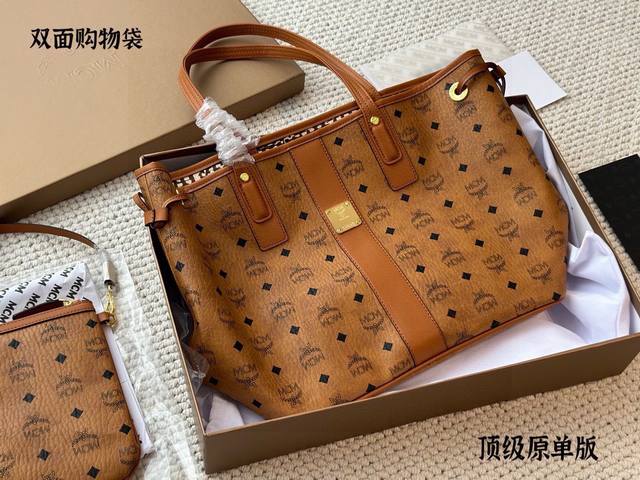 P260 原版复刻 茶色五金 专柜一致 Mcm新品双面购物袋拥有随和的款式，定制版五金配件，经典购物袋 买1得2 可以手提肩背斜挎 特别实用 大家都在追捧的一个