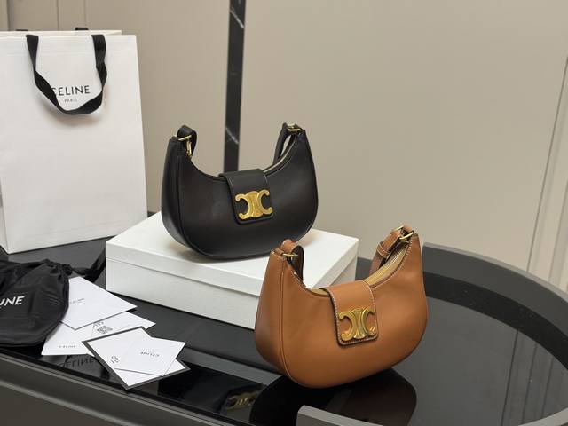 ￥ P200 配盒 Size：24.18Cm 赛琳腋下包 配牛皮 腋下包中的小可爱 它的出镜率会很高滴 高级感超强！