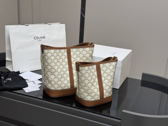 ￥ P190 ￥ P180 配礼盒 Size：25*27Cm 18.22Cm Celine 赛琳水桶包 这谁抵得住啊！ 一年四季都可以用的水桶！ 一直很喜欢老花