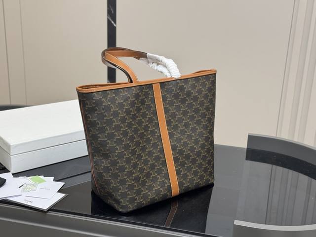 ￥ P210 配牛皮 礼盒包装 Size：32*31Cm 赛琳新款的托特包Tote 加入开口设计~ 今年的大包都很 喜欢~ ~凹造型好物+街拍时尚单品 大容量可