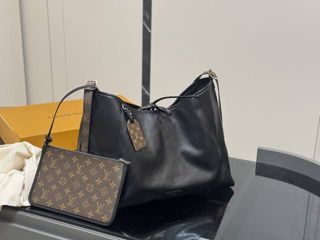 ￥ P270 折叠盒飞机盒 Size：42.30Cm Lv Carryall 年度包王 带有蝴蝶结的腋下包喜欢吗， 内附一只收纳零钱包， 性价比颜值超在线了 ！