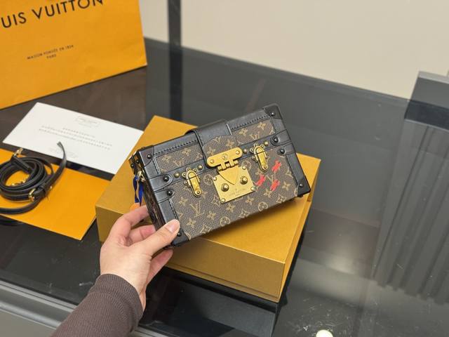 ￥ P200 Lv家经典硬盒子包~ 复古辣妹看过来时髦度拉满 耐看还不容易撞款 气质又吸睛 尺寸20Cm 配盒包装