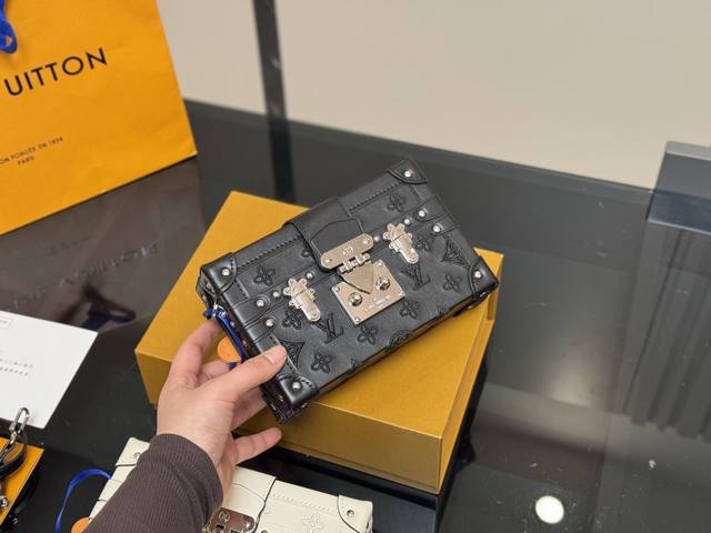 ￥ P240 来款硬货 L V Petite Malle硬盒子包 刺绣花纹 很有点中国风的味道 收到的那一刻 真是惊艳到我了 20Cm盒子包装