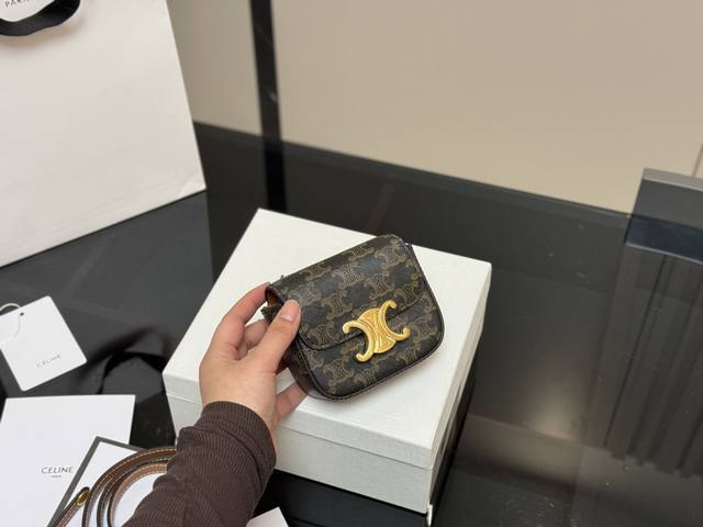 ￥ P160 配盒 Size：10*12Cm 赛琳迷你 硬币包 配牛皮 绝对可以荣登Mini包着货量第一名了~ 想想都觉得要萌化了~