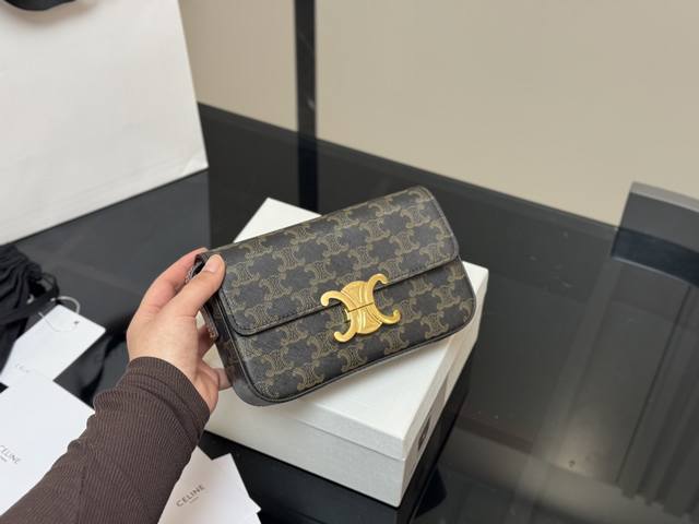 ￥ P180 配盒 Celin.Triomphe 配牛皮 赛琳最新款凯旋门腋下包 长方形的轮廓复古感满满～ 随便穿什么搭配这个包都是高级风 尺寸：20.10Cm