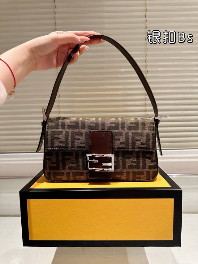 P150 配礼盒 Fendi Baguette法棍包腋下包Fendi系列法棍Baguette 26.14Cm