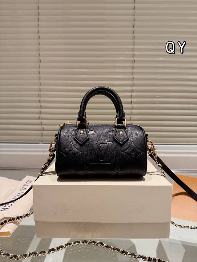 P210 Lv枕头包 小Mini 压纹系列 两根肩带 推荐 配礼盒尺寸16Cm