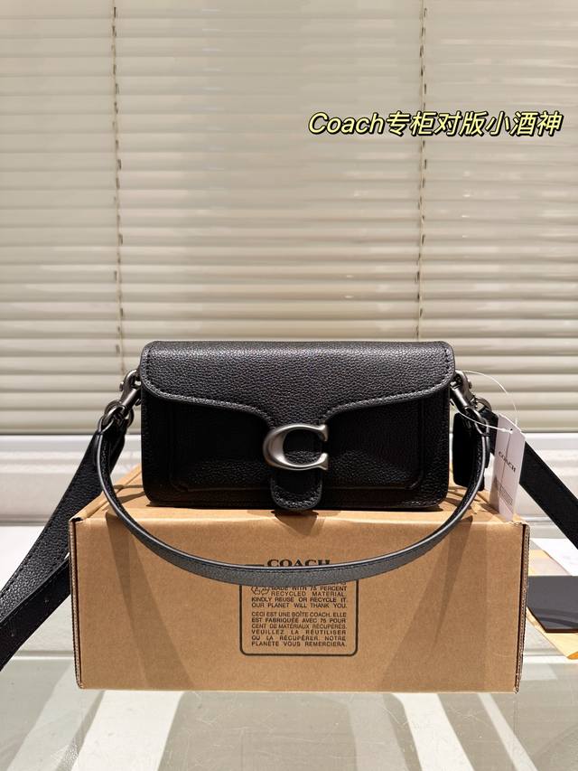 P230 蔻驰Coach新款 迷你 Tabby20#的 接上一篇更新，甜酷女孩都爱的黑色 #Coach蔻驰Tabby系列是明星包型了 包型和#蔻驰Tabby26