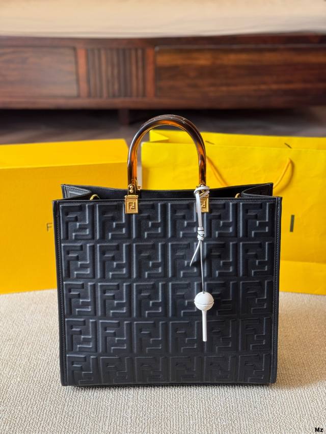 Fendi 配挂件 P230 尺寸：大号35 30Cm F家 Fendi Peekabo 购物袋 经典的Tote造型！托特包