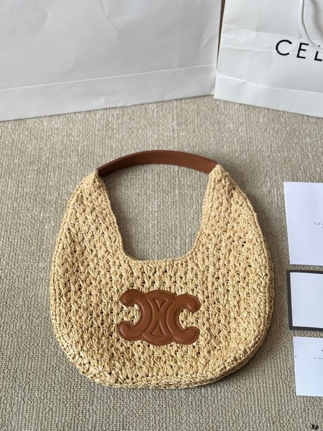 草编 P200 Celine凯旋新款手袋真的好温柔~ 独特造型如同艺术品般吸引目光哇画國柔和的色调与包身流畅的线条融合，散发出一种温柔的气息~她们不仅展现了女孩
