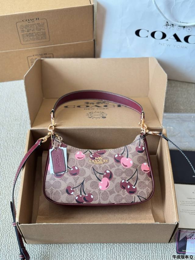 牛皮版本 P160 Coach蔻驰最热的腋下包上身来了 Teri系列最热腋下包 大麻将包的升级款，浅色特别好配衣服 整个就是气质和时尚的化身～不压个子而且好看