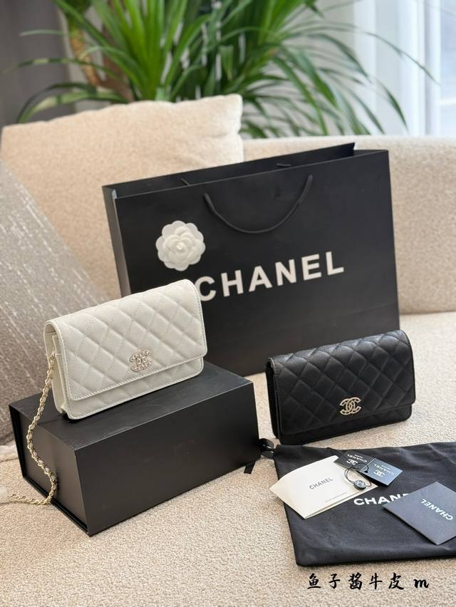 P240 香奈儿手工坊系列那是真的高级感满满满。25A黑钻Woc又酷Coo又精致，钻扣在阳光下无比闪耀Bling Bling，而且比经典款Logo更加大气更帅气