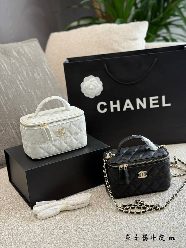 P250头层鱼子酱牛皮 香奈儿25C新款手柄盒子包 百看不腻之“手柄盒子包”实物超可爱 内里配备镜子0也叫“化妆包” 荔枝牛皮实用性高搭配浅金色五金，手柄处还有