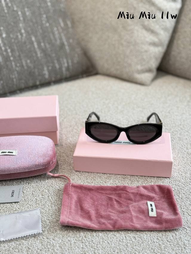 P200 Miumiu女神墨镜 年火爆的款式绝对是这一-款 Miumiu11W是你素颜出门的最佳伙伴,这一款墨镜就像有魔法一般让你不论是素颜还是带装,佩戴他你的 P200 Miumiu女神墨镜 年火爆的款式绝对是这一-款 Miumiu11W是你素颜出门的最佳伙伴,这一款墨镜就像有魔法一般让你不论是素颜还是带装,佩戴他你的