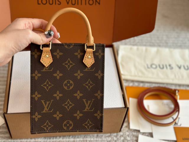 180 配盒 Size：14×17×5Cm L家 迷你购物袋 Lv 琴谱包出货 高订黄皮！升级版！ 配长肩带斜挎可以手提 一上身就秒爱上它！ 搜索Lv 琴谱
