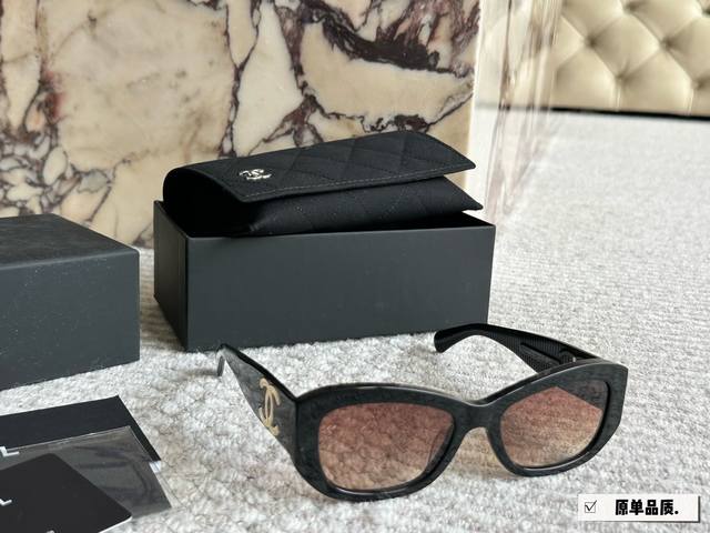 Chanel 墨镜 P200 今夏拍照必备宝藏墨镜随手一拍都是大片质 同样是女人，为什么她们就显得贵气满满，气质非凡原来是Chanel香奈儿24新款Ch5493