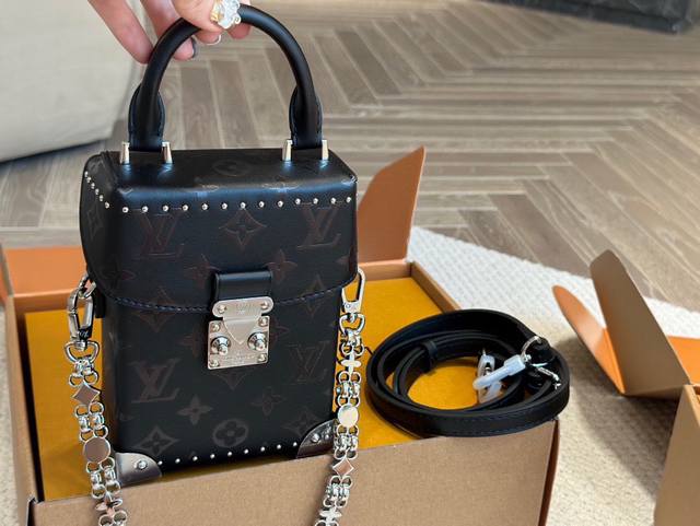 270 配盒 升级版 Size：12*17Cm 女神都在用Camerabox L家 手机包 必入秀款！ 容量足足的！ 带子拆卸后可当手提使用 配置两种肩带哦！