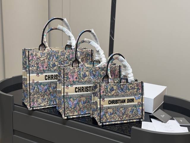 ￥ P300 ￥ P290 ￥ P250 配内胆折叠盒丝巾 Dior 原版布提花 Dior Book Tote今年最喜欢的一款购物袋 Tote我用的次数最多的包