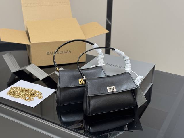 ￥ P210 配折叠盒飞机盒 Size：18.12Cm 巴黎世家新款Rodeo大廓形包包 柔软的大廓形包包 上身慵懒感立刻Get、 真的很喜欢又方便又酷的超实用