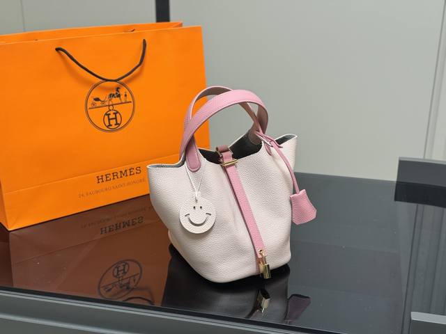 ￥ P250 无盒 Size：18*20Cm 爱马仕 H家 菜篮子 头层牛皮 油腊线 皮质很有质感！有垂度！ 懂货的一定要入哦！