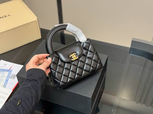 ￥ P180 配折叠盒飞机盒 Size： 20*12Cm 香奈儿23K Kelly 最美的23K，太好看了想要马上滴滴Sa的冲动 新包真的超香哦！ 牛皮品质