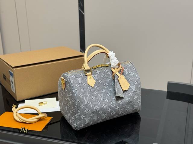 ￥ P240 尺寸：30Cm Lv Keepall 新品枕头包 原版配牛皮 简直长在我的心头。 男女同款！！！！ 男盆友的新包