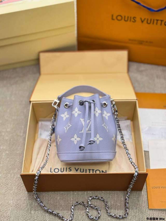 牛皮版本 P210 Lv 新款Nano 紫色小水桶 上身尺寸刚刚好哦! 终于等到喜欢的颜色啦! Size:13*16Cm 牛皮版本 P210 Lv 新款Nano 紫色小水桶 上身尺寸刚刚好哦! 终于等到喜欢的颜色啦! Size:13*16Cm