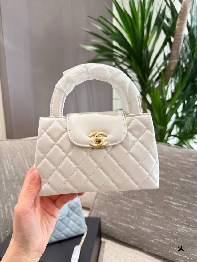 P180 Chanel香奈儿23K Kelly手柄链条包 这段时间Kelly抢疯啦 大号是气质，优雅，公主风 Mini是可爱，俏皮风银 不同感觉滴~ 皮质是亮亮