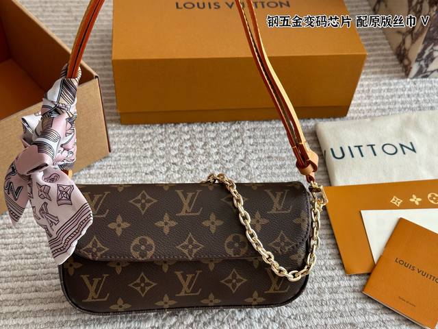 210 配盒 升级版 Size：22*12Cm L家 新晋爆款Ivy Woc 这个版本很难得哦！抓紧抓紧！ 出道即巅峰 双链条设计的麻将包 可斜挎可单肩可手提