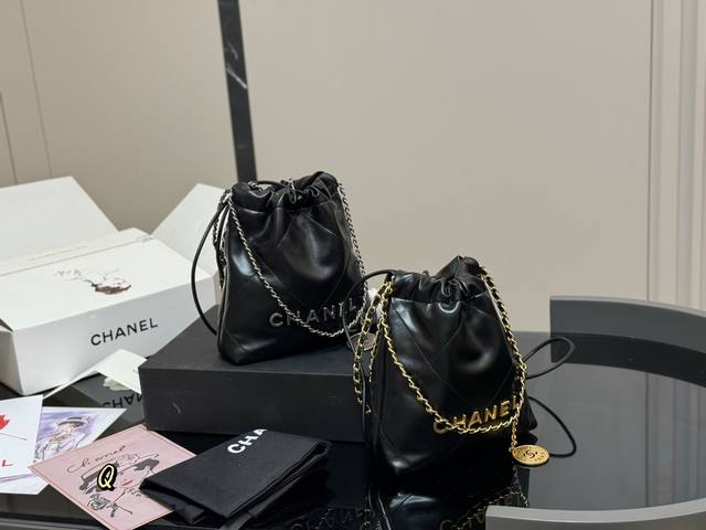 ￥ P210 配全套包装 Size：21*20Cm 香奈儿 迷你22Bag 缩小版22Bag显得格外的俏皮可爱， 依旧是小牛皮材质， 柔软而轻盈！ 搜索 垃圾袋