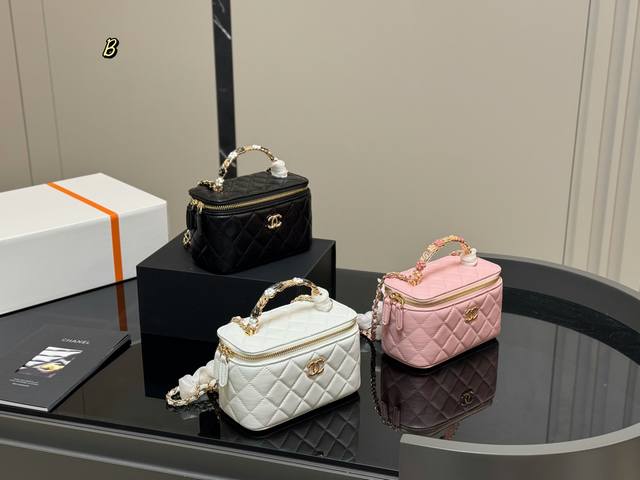 ¥ P180 配折叠盒 升级品质 Size:17.11Cm Chane 香奈儿 手柄化妆小盒子 出街打开能补妆 关上能拗造型 ¥ P180 配折叠盒 升级品质 Size:17.11Cm Chane 香奈儿 手柄化妆小盒子 出街打开能补妆 关上能拗造型