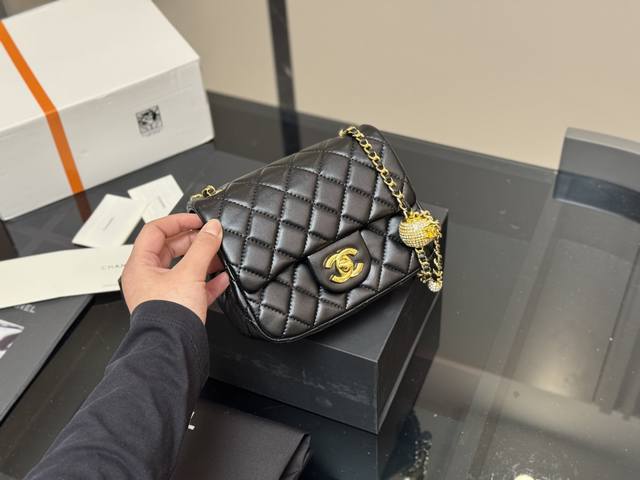 ￥ P210 配折叠盒飞机盒 Size：17.13Cm 20.12Cm 方胖子升级版出货 香奈儿羊皮金属砖球 手感软软糯糯