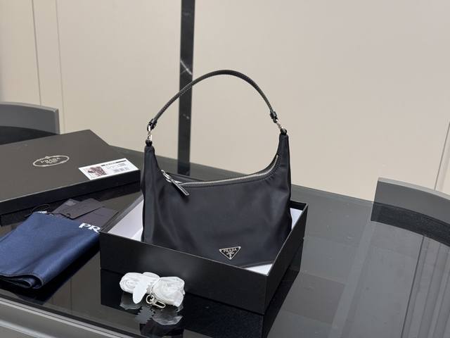 ￥ P140 配折叠 韩国订单 Size：22*17Cm 普拉达 Hobo便当 看到实物真的堪称完美！ 包装 设计超级方便和舒服！ 上身氛围感满满 随手一拎 就