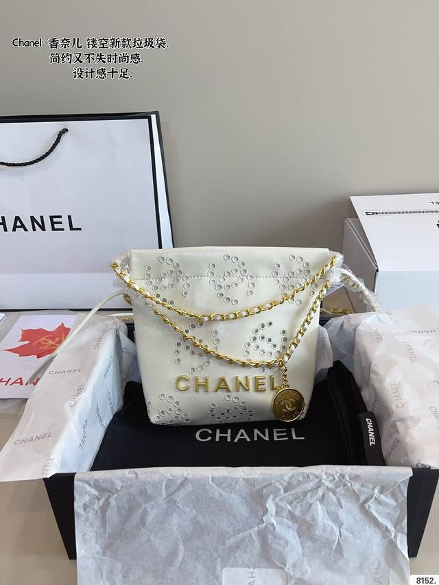 P230 配礼盒 香奈儿Chanel 镂空垃圾袋 又随性又优雅 更简约低调 卫衣马丁靴还是优雅痞痞小公主 它都能驾驭 四季都可以搭配各种风格～ 很容易背出慵懒