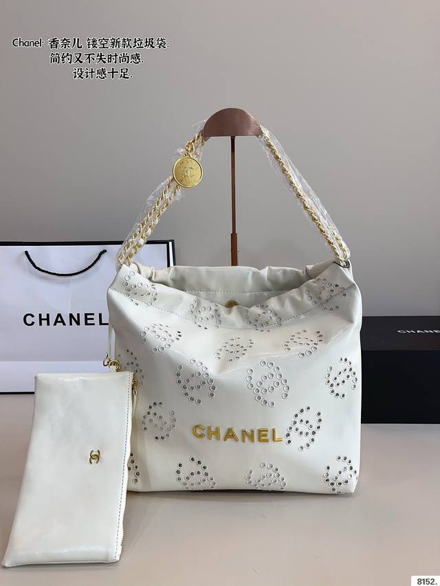 P260配礼盒 香奈儿Chanel 镂空垃圾袋 又随性又优雅 更简约低调 卫衣马丁靴还是优雅痞痞小公主 它都能驾驭 四季都可以搭配各种风格～ 很容易背出慵懒随