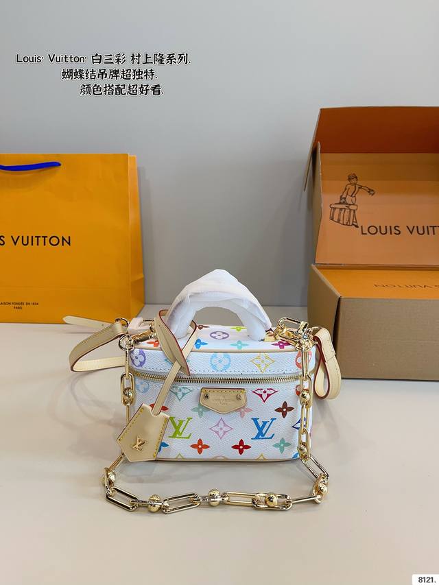 P230配礼盒. Lv白三彩 化妆包 这次和村，上隆的联名确实有-股闪回千禧年代的古早魅力现实和过去时髦新旧交替的无缝穿插着 巧妙回溯1930年代的装饰艺术风格