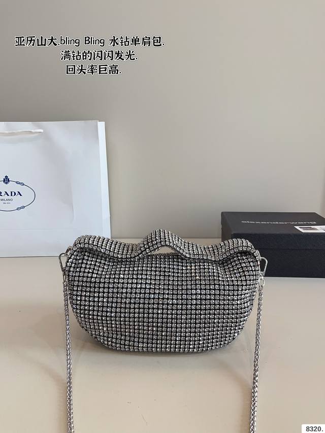 P140配礼盒 亚历山大.手提包. 包身柔软但结实.包身水钻.高级又吸睛 妥妥的一个名媛风. 配链条肩带可斜挎，手提.尺寸23*5*15Cm